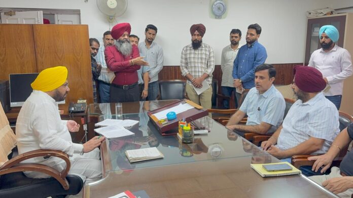 हरभजन सिंह ईटीओ द्वारा लोक निर्माण विभाग के मोहाली स्थित कार्यालयों का औचक निरीक्षण