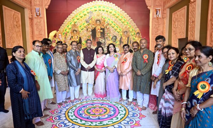 राज्यपाल प्रो. असीम कुमार घोष ने कालीबाड़ी मंदिर में दुर्गा पूजा उत्सव में भाग लिया