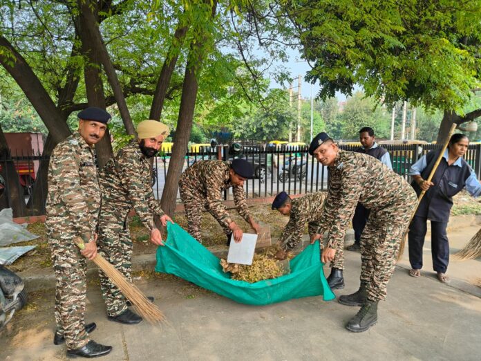 कमांडेंट कमदिया ने 43 बस अड्डे पर सफाई करके आम नागरिकों को सार्वजनिक स्थलों को स्वच्छ रखने हेतु प्रेरित किया