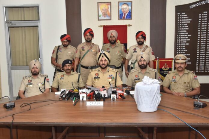 अमृतसर समाचार, पंजाब पुलिस, ड्रग तस्करी, हेरोइन बरामद, सीमा पार तस्करी, ड्रग मॉड्यूल, नारकोटिक्स कंट्रोल, पंजाब ड्रग्स केस, Punjab Police Action, Amritsar News, Heroin Seizure, Drug Trafficking, Border Smuggling, Narcotics Module, Drug Kingpin Arrested