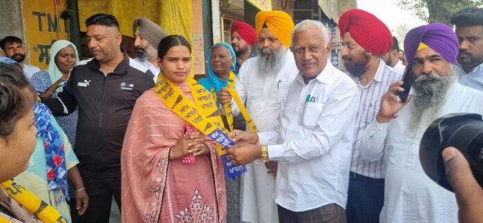 तरनतारन उपचुनाव से पहले 'आप' को मिला बड़ा सियासी बल, झबाल पुख्ता और झबाल अड्डे के सैकड़ों परिवार पार्टी में शामिलv