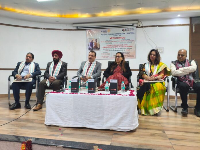 रोटरी क्लब, चण्डीगढ़ सेंट्रल एवं वीओएसएपी के सहयोग से दृष्टिबाधित छात्रों को एआई-सक्षम स्मार्ट ग्लास और ऑर्बिट डिवाइस प्रदान किये गए