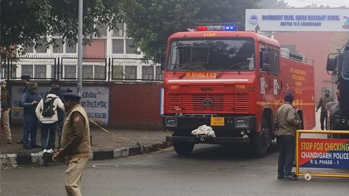 पीएम मोदी के पंजाब दौरे से पहले चंडीगढ़ के 18 स्कूलों को बम धमकी ईमेल मिला। पुलिस ने बच्चों को घर भेजकर सर्च ऑपरेशन शुरू किया।