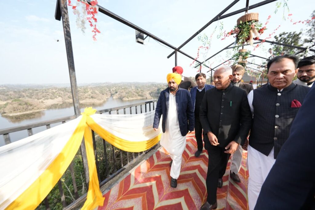 पंजाब के पर्यटन स्थलों को विकसित करके आम आदमी पार्टी (आप) सरकार रोजगार प्रदान कर रही है, मुख्यमंत्री भगवंत सिंह मान ने होशियारपुर में सलेरन बांध पर्यावरण पर्यटन परियोजना का उद्घाटन करने के बाद यह बात कही