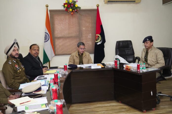 ‘गैंगस्टरां ते वार’: डीजीपी पंजाब ने सीमावर्ती जिलों में गैंगस्टरों के खिलाफ चल रही कार्रवाइयों की समीक्षा की