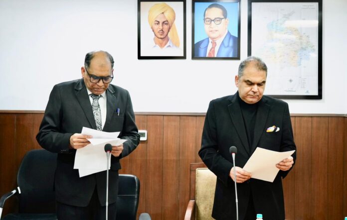 कैबिनेट मंत्री संजीव अरोड़ा ने पंजाब राज्य बिजली नियामक आयोग के नव-नियुक्त सदस्य को शपथ दिलाई