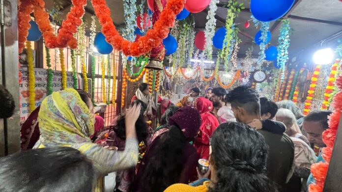 महाशिवरात्रि पर श्री हनुमंत धाम में 11000 से अधिक श्रद्धालुओं को पंचमुखी रुद्राक्ष का गान्ना बांधा