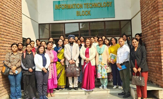 पेट फ्रेंडली एम्ब्रे कैफे की खास पहचान इसकी स्पेशल कॉफी वैरायटी