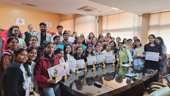 साइंस क्लब नियोन द्वारा महिलाएं और विज्ञान विषय पर केंद्रित साइंस फेस्ट आयोजित चण्डीगढ़ : पोस्ट ग्रेजुएट गवर्नमेंट कॉलेज फॉर गर्ल्स (पीजीजीसीजी), सेक्टर 42 के साइंस क्लब 'नियोन' ने विज्ञान और प्रौद्योगिकी और नवीकरणीय ऊर्जा विभाग, चण्डीगढ़ प्रशासन के प्रायोजन में, प्रिंसिपल प्रो. बीनू डोगरा और संयोजक प्रो. दीपिका कंसल के कुशल मार्गदर्शन में 'इंटरकॉलेज साइंस फेस्ट-2026' का आयोजन किया। इस कार्यक्रम में उल्लेखनीय भागीदारी और स्वस्थ प्रतिस्पर्धा देखी गई। 