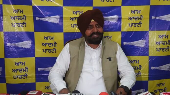 कांग्रेस नेता सुखजिंदर रंधावा की पुलिस प्रशासन पर टिप्पणी की 'आप' विधायक गुरदीप रंधावा ने की निंदा