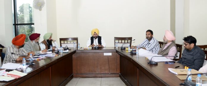 पंजाब मंडी बोर्ड के अध्यक्ष ने मंडियों के विकास के संबंध में एक समीक्षा बैठक आयोजित की।