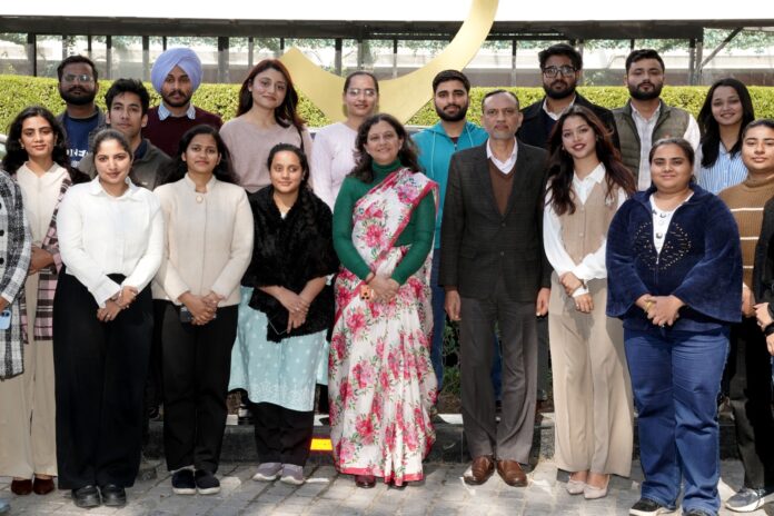 *मीडिया और चुनाव पर संवाद: सीईओ पंजाब की पीयू छात्रों से बातचीत