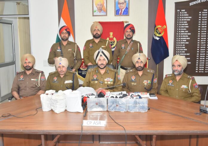 अमृतसर में विभिन्न नशीले पदार्थों और अवैध हथियारों की तस्करी मॉड्यूल से जुड़े 10 व्यक्ति गिरफ्तार; 5.4 किलोग्राम हेरोइन, 3 पिस्तौल बरामद