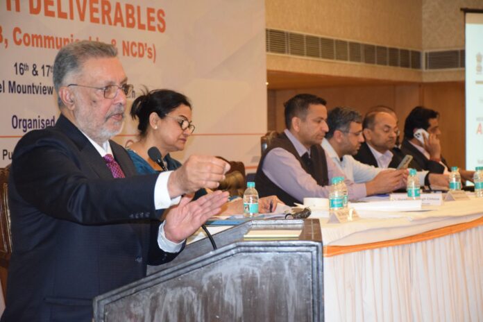 डॉ. बलबीर सिंह द्वारा राज्य स्तरीय समीक्षा बैठक के दौरान मरीजों के लिए बेहतर देखभाल सेवाएं प्रदान करने में तेजी लाने के आदेश - 550 से अधिक नए आम आदमी क्लिनिक स्थापित करने की घोषणा - कहा, राज्य भर में प्राइमरी देखभाल नेटवर्क को और मजबूत किया जाएगा - सभी सरकारी स्वास्थ्य संस्थाओं में जरूरी दवाइयों की 100 प्रतिशत उपलब्धता और मुफ्त जांच सुविधाएं यकीनी करने के सख्त आदेश - मुख्यमंत्री सेहत योजना वित्तीय बोझ को बिल्कुल खत्म करके प्रति परिवार वार्षिक 10 लाख रुपये तक का नकद रहित इलाज कर रही है प्रदान: स्वास्थ्य मंत्री - ‘युद्ध नशेयां विरुद्ध’ मुहिम में आई तेजी; पुनर्वास में सहायता करेगा ‘सूरमा प्रोग्राम’ - स्वास्थ्य मंत्री द्वारा जिला स्तर पर परिणाम-मुखी प्रशासन और जवाबदेही सुनिश्चित करने की हिदायत - सिविल सर्जनों को औचक निरीक्षण करने और मरीजों के प्रति हमदर्दी वाला व्यवहार सुनिश्चित करने के लिए कहा - डिजिटल सुधार, क्रिटिकल केयर ब्लॉक और पब्लिक हेल्थ लैबों से सेकेंडरी और इमरजेंसी देखभाल सेवाओं को मिलेगी मजबूती: डॉ. बलबीर सिंह चंडीगढ़, 17 फरवरीः पंजाब के स्वास्थ्य एवं परिवार कल्याण मंत्री डॉ. बलबीर सिंह ने आज सिविल सर्जनों और डिप्टी मेडिकल कमिश्नरों के साथ राज्य स्तरीय सम्मेलन की अध्यक्षता करते हुए जहां राज्य सरकार के प्रमुख स्वास्थ्य कार्यक्रमों के जमीनी स्तर पर क्रियान्वयन की समीक्षा की, वहीं प्राइमरी एवं सेकेंडरी स्वास्थ्य संभाल सेवाओं में सुधारों के अगले चरण की रूपरेखा बनायी। समीक्षा बैठक के दौरान मरीजों को देखभाल सेवा प्रदान करने, डिजिटल सुधारों, बुनियादी ढांचे के अपग्रेडेशन और जिलों में सख्त निगरानी व्यवस्था पर जोर दिया गया। राज्य की मूलभूत स्वास्थ्य संभाल की रीढ़ की हड्डी के रूप में जाने जाने वाले आम आदमी क्लिनिकों पर प्रकाश डालते हुए स्वास्थ्य मंत्री ने बताया कि राज्य भर में 881 आम आदमी क्लिनिक कार्यशील हैं जहां बड़ी संख्या में मरीज इलाज करवाने के लिए आ रहे हैं। उन्होंने बताया कि पिछले महीने के दौरान ही इन क्लिनिकों में गर्भवती महिलाओं की आमद में लगभग 30 प्रतिशत की वृद्धि दर्ज की गई है। इन क्लिनिकों में उच्च जोखिम वाली गर्भावस्थाओं के रूप में पहचाने गए मामलों की संख्या राज्य स्तर पर 29 प्रतिशत तक पहुंच गई है, जिससे शुरुआती चिकित्सा इलाज संभव हो रहा है और माताओं एवं नवजात शिशुओं की स्वास्थ्य सुरक्षा की जा रही है। डॉ. बलबीर सिंह ने घोषणा की कि जल्द ही 243 नए आम आदमी क्लिनिक स्थापित किए जाएंगे जबकि 308 उप स्वास्थ्य केंद्रों को आम आदमी क्लिनिकों के रूप में अपग्रेड किया जा रहा है। उन्होंने बताया कि नई सेवाओं में नवजात एवं बाल देखभाल, रूटीन टीकाकरण और मुंह एवं प्रोस्टेट कैंसर के लिए स्क्रीनिंग शामिल होगी। उन्होंने ब्लॉक स्तर पर रेफर करने के मामलों को घटाने और अधिक इलाज प्रदान करने के उद्देश्य से ब्लॉक स्तरीय संस्थाओं को मजबूत करने के प्रति सरकार की प्रतिबद्धता को दोहराया। दवाइयों की उपलब्धता के बारे में बात करते हुए स्वास्थ्य मंत्री ने स्टॉक की कमी के प्रति जीरो टॉलरेंस बनाए रखने के लिए सख्त निर्देश जारी किए। उन्होंने कहा कि 14 जिलों ने आम आदमी क्लिनिकों पर 102 आवश्यक दवाइयों में से कम से कम 97 दवाइयों की उपलब्धता सुनिश्चित की है। उन्होंने कहा कि स्टॉक में किसी भी प्रकार की कमी होने की स्थिति में संबंधित अधिकारी की जवाबदेही तय की जाएगी। उन्होंने कहा कि सरकारी स्वास्थ्य केंद्र में आने वाले हरेक मरीज को निर्धारित दवाइयां और जांच सेवाएं मुफ्त प्रदान की जानी चाहिए। उन्होंने कहा कि निर्बाध आपूर्ति सुनिश्चित करने के लिए ई-औषधि और जिला स्तरीय डैशबोर्ड के द्वारा निगरानी में तेजी लायी जायेगी। मुख्यमंत्री सेहत योजना की समीक्षा करते हुए डॉ. बलबीर सिंह ने कहा कि इस स्कीम के तहत प्रति परिवार सालाना 10 लाख रुपये तक का नकद रहित स्वास्थ्य बीमा दिया जा रहा है। उन्होंने कहा कि इस स्कीम का उद्देश्य मेडिकल इमरजेंसी के दौरान परिवारों के वित्तीय बोझ को पूरी तरह कम करना है। उन्होंने सिविल सर्जनों को हिदायत की कि वे सूचीबद्ध अस्पतालों में निर्बाध रजिस्ट्रेशन और सेवाएं प्रदान करना सुनिश्चित करें ताकि कोई भी योग्य लाभार्थी इलाज से वंचित न रहे। उन्होंने अधिक से अधिक पहुंच सुनिश्चित करने और वित्तीय बोझ कम करने के लिए सी.एस.सी., आशा और पी.आर.आई. प्रतिनिधियों के साथ निकट समन्वय बनाने के लिए भी कहा। कैबिनेट मंत्री ने मेडिकल लीगल निरीक्षण और पोस्ट मार्टम रिपोर्टिंग प्रणाली की प्रगति का भी जायजा लिया, जिससे मामलों में पारदर्शिता आई है साथ ही प्रक्रिया में भी तेजी आई है। कैबिनेट मंत्री ने बताया कि आयुष्मान भारत स्वास्थ्य बुनियादी ढांचा मिशन के तहत सभी 22 जिला इंटीग्रेटेड पब्लिक हेल्थ लैबों और 22 क्रिटिकल केयर ब्लॉकों पर काम शुरू हो गया है। उन्होंने कहा कि 7 लैबें पूर्ण हो चुकी हैं और ये लैबें एक ही छत के नीचे मॉलिक्यूलर बायोलॉजी और वायरोलॉजी टेस्टिंग सहित एकीकृत डायग्नोस्टिक सेवाएं प्रदान करने के लिए जिला अस्पतालों को सौंपी जा रही हैं। इस दौरान सेकेंडरी देखभाल सुविधाओं में आवश्यक दवाइयों के स्टॉक, बायोमेडिकल उपकरणों की उपलब्धता, सैनिटेशन कॉन्ट्रैक्ट, लिफ्ट मेंटेनेंस, फायर सेफ्टी संबंधी अनुपालन और पावर बैकअप सिस्टम पर विचार-विमर्श किया गया। डॉ. बलबीर सिंह ने कहा कि बुनियादी ढांचे संबंधी तैयारियां और सफाई सीधे तौर पर लोगों के भरोसे में वृद्धि करती हैं। इस दौरान खरीद मापदंडों के अनुपालन और उपयोग संबंधी सर्टिफिकेटों की भी समीक्षा की गई। सम्मेलन के दौरान सतत विकास लक्ष्यों के तहत जच्चा-बच्चा मृत्यु दर में कमी, नवजातों के बचाव, टीकाकरण मुहिम और तपेदिक का पता लगाने संबंधी प्रगति का भी जायजा लिया। जच्चा-बच्चा मृत्यु दर के अनुपात में सुधार और उच्च जोखिम वाली गर्भावस्थाओं का पता लगाने पर भी चर्चा की गई तथा साथ ही सटीक एच.एम.आई.एस. रिपोर्टिंग के लिए सख्त हिदायतें जारी की गईं। मीटिंग के दौरान सभी 23 जिलों में पंजाब स्टेमी और स्ट्रोक प्रोजेक्ट्स के विस्तार की भी समीक्षा की गई ताकि टेली ईसीजी गाइडेड थ्रोम्बोलिसिस और हब एवं स्पोक स्ट्रोक प्रबंधन को मजबूत किया जा सके। इमरजेंसी हालतों से निपटने और परिवारों पर वित्तीय बोझ कम करने के लिए अछूत बीमारियों के लिए बेहतर स्क्रीनिंग और कैंसर की शुरुआती पहचान की महत्वता पर प्रकाश डाला गया। स्वास्थ्य मंत्री ने नशा विरोधी मुहिम ‘युद्ध नशों के खिलाफ 2.0’ पर चर्चा करते हुए बताया कि प्रमुख मेडिकल कॉलेजों के क्लस्टर रिसोर्स सेंटरों में इलाज और पुनर्वास की सुविधा दी जा रही है। नशे की आदत से मुक्त हो रहे पीड़ितों के लिए जल्द ही सूरमा प्रोग्राम के तहत ‘एम्बेसडर्स ऑफ रिकवरी’ शुरू किया जाएगा, जिसके तहत डिजिटल ओटी प्रणालियां और लोक शमूलियत के माध्यम से समर्थित पीयर सहायता और ढांचागत पुनर्वास द्वारा नशा छुड़ाने में सहायता की जाएगी। जिला प्रमुखों को परिणाम-मुखी दृष्टिकोण अपनाने की अपील करते हुए डॉ. बलबीर सिंह ने कहा कि हरेक मरीज का समय पर इलाज और देखभाल सुनिश्चित किया जाए। उन्होंने सिविल सर्जनों को स्वास्थ्य संस्थाओं का अचानक निरीक्षण करने और मरीजों के प्रति सहानुभूतिपूर्ण व्यवहार सुनिश्चित करने के निर्देश भी दिए। सम्मेलन के दौरान प्रमुख सचिव (स्वास्थ्य) कुमार राहुल, पंजाब विकास आयोग के सदस्य अनुराग कुंडू, पीएचएसएससी के वाइस चेयरमैन विक्की घनौर, एन.एच.एम. के सचिव-कम-मैनेजिंग डायरेक्टर घनश्याम थोरी, पीएचएसएससी के मैनेजिंग डायरेक्टर अमित तलवार, स्वास्थ्य एवं परिवार कल्याण के डायरेक्टर डॉ. हितिंदर कौर, स्वास्थ्य सेवाएं (परिवार कल्याण) की डायरेक्टर डॉ. अदिति सलारिया, डायरेक्टर (ई.एस.आई.) डॉ. अनिल कुमार गोयल, डायरेक्टर (पी.एच.एस.एससी.) डॉ. एस.जे. सिंह सहित विभाग के डिप्टी डायरेक्टर, सहायक डायरेक्टर और वरिष्ठ स्वास्थ्य अधिकारी शामिल हुए। -----