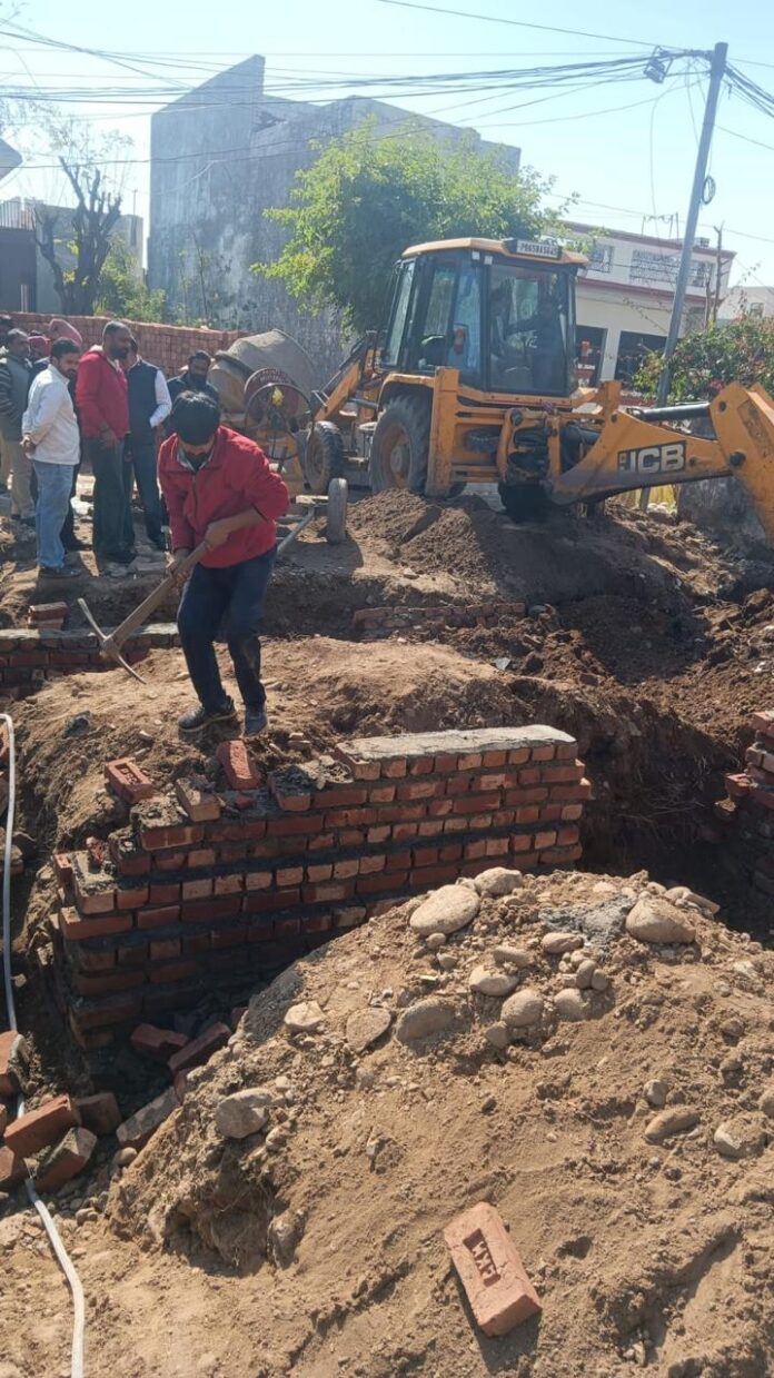 नया गांव में अवैध कब्जों/निर्माण हटाने की मुहिम जारी; कांसल कैचमेंट क्षेत्र से गैरकानूनी ढांचे हटाए गए