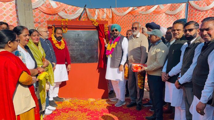 विधायक कुलजीत सिंह रंधावा ने आईटीआई से कौलीमाजरा तक सड़क का नींव पत्थर रखा