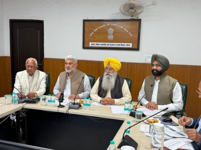 मंत्री समूह ने आने वाले गेहूं ख़रीद सीजन के प्रबंधों का लिया जायज़ा सभी भाईवालों की भलाई के लिए निर्विघ्न ख़रीद सीजन यकीनी बनाई जाए: मंत्री समूह द्वारा अधिकारियों को निर्देश स्टोरेज स्पेस का मुद्दा राज्य सरकार ने केंद्र सरकार के पास ज़ोरदार ढंग के साथ उठाया चंडीगढ़, 25 फरवरी: फ़सल ख़रीद सम्बन्धित तैयारियों की निगरानी के लिए गठित मंत्री समूह( जीओएम) जिसमें कृषि और किसान भलाई मंत्री गुरमीत सिंह खुडियां, ख़ुराक, सिविल स्पलाई और खपतकार मामले मंत्री लाल चंद कटारूचक्क, जल स्रोत मंत्री बरिन्दर कुमार गोयल और परिवहन मंत्री लालजीत सिंह भुल्लर शामिल है, ने आज आने वाले गेहूं खरीद सीजन 2026- 27 की व्यापक समीक्षा करने के लिए मीटिंग की। मंत्री समूह को इस मौके बताया गया कि गेहूं ख़रीद सीजन 1 अप्रैल से शुरू होने की संभावना है और ख़ुराक, सिविल स्पलाई और खपतकार मामले द्वारा विभाग लगभग 132 लाख मीट्रिक टन ( एल.एम.टी.) उपज की ख़रीद की जाएगी। इसके इलावा कम-से-कम समर्थन मूल्य (एम.एस.पी.) 2585 रुपए प्रति क्विंटल निर्धारित किया गया है। भंडारन की जगह के मुद्दे सम्बन्धित मंत्री समूह के ध्यान में यह लाया गया कि भारतीय ख़ुराक निगम की तरफ से अगस्त 2025 से अब तक हर महीने 5 एल.एम.टी. गेहूं और 5 एलएमटी चावल की ढुलाई की जा रही है, जबकि 2026- 27 के सीजन में ख़रीदी जाने वाली गेहूं के लिए उचित स्टोरेज स्पेस को यकीनी बनाने के लिए हर महीने कम-से-कम 15 एलएमटी गेहूं के उठान की ज़रूरत है। मुख्य मंत्री भगवंत सिंह मान ने इस सम्बन्ध में समय समय पर और हाल ही में भी ज़ोरदार ढंग के साथ केंद्र सरकार के पास मुद्दा उठाया गया है। इसके इलावा आने वाले सीजन के सम्बन्धित गेहूं की सुरक्षित स्टोरेज को यकीनी बनाने के लिए विभाग पलिंथ बनाने और चावल मीलों में खाली स्थानों का प्रयोग करने पर विचार कर रहा है। इसके इलावा ज़िला प्रशासनों के साथ खरीद प्रबंधों की नियमित समीक्षा की जा रही है। डीएफएससीज़ द्वारा संकटकाली योजनाओं और परिवर्तनी प्रबंध तैयार करने के लिए एफ.सी.आई. के ज़िला मैनेजरों के साथ तालमेल किया जा रहा है। सीजन दौरान निर्विघ्न खरीद को यकीनी बनाने के लिए ज़रूरी अन्य वस्तुओं सम्बन्धित 391320 प्लास्टिक के करेट के लिए आर्डर जारी किए गए है, जिनमें से 231055 प्राप्त हो चुके है जबकि बाकी मार्च तक प्राप्त हो जाएंगे। इसके इलावा, 675000 लकडी के करेट की स्पलाई के लिए आर्डर दिए गए है और गेहूं को सुरक्षित ढंग के साथ स्टोर करने के लिए ज़रुरी एलपीईडी कवर ( तिरपालें) भी उपलब्ध हैं। आढतियों की तरफ से कमिशन की दरों 45 रुपए प्रति क्विंटल से बढा कर 64 रुपए प्रति क्विंटल करने की मांग सम्बन्धित मंत्री समूह के यह भी ध्यान में लाया गया कि सूबा सरकार द्वारा प्रत्येक संभव मौके पर केंद्र सरकार के पास यह मामला ज़ोर शोर के साथ उठाया जा रहा है। खरीद प्रक्रिया के साथ जुड़े प्रत्येक हिस्सेदारी की भलाई के लिए राज्य सरकार की वचनबद्धता को दोहराते हुए मंत्री समूह ने अधिकारियों को हर कदम पर पारदर्शिता के साथ निर्विघ्न ख़रीद सीजन यकीनी बनाने के निर्देश दिए। इस मौके दूसरे के इलावा प्रमुख सचिव ख़ुराक, सिविल स्पलाई और खपतकार मामले राहुल तिवाड़ी, डायरैक्टर वरिन्दर कुमार शर्मा, अतिरिक्त डायरेक्टर डा. अंजुमन भास्कर और अजैवीर सिंह सराओ, और जी.एम. वित्त सरवेश कुमार मौजूद थे।