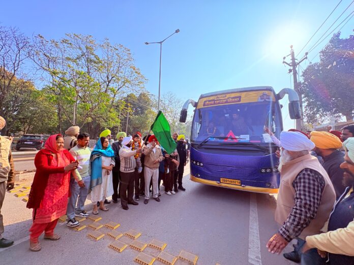 विधायक कुलवंत सिंह ने मुख्यमंत्री तीर्थ बस यात्रा योजना के तहत यात्री बस को हरी झंडी दी