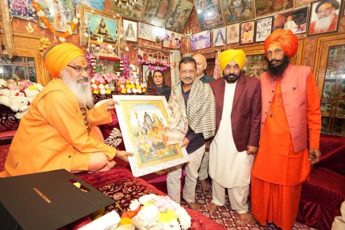 महा शिवरात्रि के मौके पर अरविंद केजरीवाल और भगवंत सिंह मान ने श्री रणकेशवर महादेव मंदिर में माथा टेका, पंजाब की शांति और खुशहाली के लिए की प्रार्थना