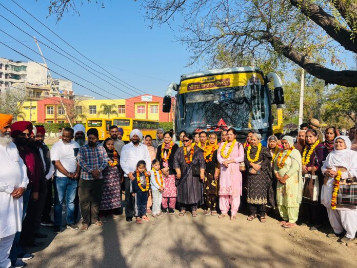 मुख्यमंत्री तीर्थ यात्रा के तहत 8वीं बस रवाना; विधायक कुलवंत सिंह ने दिखाई हरी झंडी