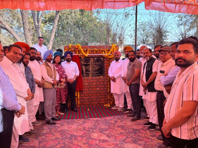 विधायक कुलजीत सिंह रंधावा ने 49.64 लाख रुपये की लागत से निर्माण कार्य का शुभारंभ किया।