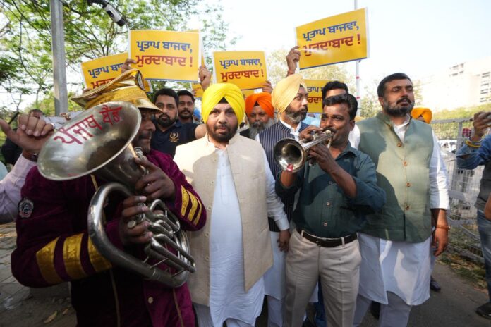 कांग्रेसी नेता प्रताप सिंह बाजवा की टिप्पणियों के विरोध में 'बैंड बाजे' के साथ पंजाब विधानसभा पहुंचे 'आप' नेता