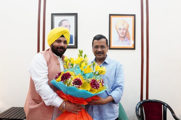 पंजाब के कैबिनेट मंत्री हरभजन सिंह ई.टी.ओ. ने आज नई दिल्ली में पार्टी प्रमुख अरविंद केजरीवाल से मुलाकात की। बैठक के दौरान, उन्होंने फर्जी शराब घोटाले के मामले में बैजत के बरी होने पर अरविंद केजरीवाल को हार्दिक बधाई दी।