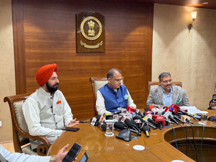 पंजाब को ऊन और फैंसी यार्न के कारोबार में 750 करोड़ रुपये का निवेश मिला; गंगा एक्रोवूल्स लिमिटेड अपने कारोबार के विस्तार के साथ 1500 नए रोजगार के अवसर पैदा करेगी: संजीव अरोरा पंजाब को कपड़ा व्यवसाय के विस्तार और भूसे से ऊर्जा उत्पादन परियोजना के लिए 690 करोड़ रुपये का नया निवेश मिलेगा: संजीव अरोरा पराली आधारित बॉयलर प्रतिवर्ष 1.2 लाख टन पराली का उपभोग करेगा और इससे 20-25 किलोमीटर के दायरे में आने वाले खेतों को पराली जलाने से मुक्त करने में मदद मिलेगी: संजीव अरोरा संजीव अरोरा के अनुसार, कपड़ा उद्योग का यह विस्तार पंजाब में उच्च मूल्य वाले विनिर्माण, निर्यात और लघु एवं लघु व्यवसायिक समुदाय (एमएसएमई) पारिस्थितिकी तंत्र को बढ़ावा देगा। चंडीगढ़, 2 मार्च 2026: उद्योग एवं वाणिज्य, निवेश प्रोत्साहन, विद्युत एवं स्थानीय सरकार मंत्री श्री संजीव अरोरा ने आज यहां कहा कि पंजाब सरकार राज्य को निवेशकों के लिए पसंदीदा गंतव्य बनाने के लिए लगातार प्रयास कर रही है, जिसके फलस्वरूप ऊनी और फैंसी धागे की अग्रणी निर्माता कंपनी गंगा एक्रोवूल्स लिमिटेड ने पंजाब में अपने कारोबार के विस्तार की घोषणा की है। प्रेस कॉन्फ्रेंस को संबोधित करते हुए संजीव अरोरा ने बताया कि गंगा एक्रोवूल्स लिमिटेड 60 से अधिक देशों में अपने उत्पादों का निर्यात करती है और वर्तमान में कंपनी में 5600 से अधिक कर्मचारी कार्यरत हैं। उन्होंने बताया कि कंपनी का वार्षिक कारोबार 850 करोड़ रुपये है। उन्होंने यह भी कहा कि कंपनी ने पिछले 4 से 5 वर्षों में 3000 से अधिक लोगों के लिए रोजगार के अवसर सृजित किए हैं और 1998 से लगातार हर औद्योगिक नीति के तहत पंजाब में निवेश कर रही है। उन्होंने कहा कि कंपनी अपने नवीनतम निवेश के माध्यम से 1500 से अधिक नए रोजगार के अवसर भी सृजित करेगी। कैबिनेट मंत्री संजीव अरोरा ने नई परियोजना के बारे में जानकारी देते हुए बताया कि कंपनी अब पंजाब में 690 करोड़ रुपये का निवेश करने जा रही है, जिसमें से 53 करोड़ रुपये पराली आधारित बॉयलर और टरबाइन के लिए निवेश किए जा रहे हैं। इससे प्रति वर्ष लगभग 120,000 टन पराली (प्रति माह 10,000 टन) की खपत होगी, जिससे लगभग 20-25 किलोमीटर के दायरे में आने वाले खेतों में पराली जलाने पर रोक लगाने में मदद मिलेगी। गंगा एक्रोवूल्स लिमिटेड के अध्यक्ष अमित थापर ने इस बात पर जोर दिया कि गंगा एक्रोवूल्स लिमिटेड ने पिछले निवेशक शिखर सम्मेलन में 301 करोड़ रुपये के निवेश की घोषणा की थी। उन्होंने कहा कि राज्य में अनुकूल औद्योगिक वातावरण, व्यापार करने में आसानी को बढ़ावा देने वाली नीतियों में बदलाव और व्यापार लागत में कमी को देखते हुए, हमने अपने निवेश की राशि को संशोधित करके 690 करोड़ रुपये कर दिया था और अब हम इसे बढ़ाकर लगभग 750 करोड़ रुपये करने जा रहे हैं। इसमें से 400 करोड़ रुपये का निवेश पहले ही किया जा चुका है और शेष निवेश अगले 24 महीनों में किया जाएगा। उन्होंने आगे बताया कि कंपनी के विस्तार के साथ, अब बुनाई, कालीन और तकनीकी वस्त्रों के विभिन्न क्षेत्रों के लिए धागे बनाए जाएंगे। उन्होंने कहा कि इस विस्तार से उच्च मूल्य वाले वस्त्रों के निर्माण और निर्यात में पंजाब की स्थिति और मजबूत होगी। इससे अतिरिक्त रोजगार सृजित होगा और साथ ही स्थानीय मूल्य श्रृंखला, लघु एवं मध्यम उद्यमों और सहायक इकाइयों को बढ़ावा मिलेगा, जिससे क्षेत्र की अर्थव्यवस्था मजबूत होगी। यह विस्तार पंजाब की प्रगतिशील औद्योगिक नीतियों और निवेशक-अनुकूल वातावरण के मजबूत समर्थन को दर्शाता है, जिससे घरेलू और वैश्विक निर्माताओं का आत्मविश्वास और बढ़ेगा। ----------