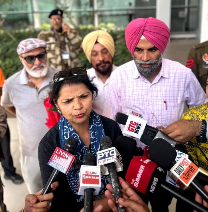 *पश्चिम एशिया में युद्ध के बीच दुबई से लौटे लोगों ने पंजाब सरकार का जताया आभार, कहा परिवार के सदस्यों जैसा महसूस कराया* *डॉ. सनी सिंह अहलूवालिया और एन आर आई मामलों की विशेष सचिव अमनदीप कौर ने मोहाली एयरपोर्ट पर बठिंडा की प्रिंसिपल नीरू गर्ग, उनके परिवार और अन्य लोगों का किया स्वागत* *पश्चिम एशिया से लौटने वालों के लिए पंजाब सरकार द्वारा शहीद भगत सिंह अंतरराष्ट्रीय हवाई अड्डा, एस.ए.एस. नगर में हेल्पडेस्क स्थापित* चंडीगढ़, 5 मार्च: पश्चिम एशिया में जारी युद्ध के बीच दुबई से लौटे लोगों ने पंजाब सरकार का आभार व्यक्त करते हुए कहा कि सरकार ने संकट के समय संपर्क कर उन्हें परिवार के सदस्यों जैसा महसूस कराया। पंजाब सरकार की ओर से शहीद भगत सिंह अंतरराष्ट्रीय हवाई अड्डा, एस.ए.एस. नगर (मोहाली) में पश्चिम एशिया से लौटने वाले लोगों की सहायता के लिए एक विशेष हेल्प डेस्क भी स्थापित किया गया है। आज यहां चेयरमैन पंजाब जल आपूर्ति और सीवरेज बोर्ड डॉ. सनी सिंह अहलूवालिया और राज्य की एन आर आई मामलों की विशेष सचिव अमनदीप कौर ने बठिंडा की प्रिंसिपल नीरू गर्ग, उनके परिवार तथा अन्य लौटे यात्रियों का स्वागत किया। दुबई और अन्य मध्य-पूर्व/पश्चिम एशियाई देशों में फंसे लोगों की सहायता के लिए पंजाब सरकार के एनआरआई विंग ने 24×7 कंट्रोल रूम स्थापित किया है। इसके लिए हेल्पलाइन नंबर 0172-2260042, 0172-2260043 तथा व्हाट्सऐप हेल्पलाइन नंबर +91 94787 79112 जारी किए गए हैं। दुबई से लौटे लोगों ने कहा कि इन नंबरों के जरिए उन्हें ऐसा महसूस हुआ जैसे इस माहौल में सरकार उनके साथ परिवार की तरह खड़ी है। डॉ. सनी सिंह अहलूवालिया ने कहा कि मुख्यमंत्री भगवंत सिंह मान के नेतृत्व वाली पंजाब सरकार पश्चिम एशिया संकट के दौरान विदेशों में फंसे भारतीयों और पंजाबियों के हितों की रक्षा के लिए पूरी तरह प्रतिबद्ध है। एनआरआई मामलों की विशेष सचिव अमनदीप कौर ने बताया कि राज्य सरकार भारत सरकार के विदेश मंत्रालय और गृह मंत्रालय के साथ लगातार संपर्क में है, ताकि वहां फंसे भारतीयों और पंजाबियों की सुरक्षित वापसी सुनिश्चित की जा सके। बठिंडा के परिवार की सदस्य नीरू गर्ग, जिन्होंने सुरक्षित वापसी के लिए सहायता की अपील की थी, ने विशेष रूप से पंजाब के एनआरआई मामलों के मंत्री डॉ. रवजोत सिंह का धन्यवाद किया। उन्होंने बताया कि सोशल मीडिया पर संकट संदेश मिलने के बाद मंत्री ने स्वयं फोन कर परिवार से संपर्क किया और सुरक्षित वापसी के लिए पूरा सहयोग दिया। उन्होंने मुख्यमंत्री स. भगवंत सिंह मान का भी आभार व्यक्त किया, जिन्होंने पश्चिम एशिया संकट में फंसे पंजाबियों की सहायता के लिए हेल्पलाइन नंबर जारी किए और उनकी देखभाल सुनिश्चित की। मुंबई से कनेक्टिंग फ्लाइट के माध्यम से दुबई से एस.ए.एस. नगर पहुंचे सभी यात्रियों ने कहा कि वे अब खुद को सुरक्षित महसूस कर रहे हैं और पंजाब सरकार के प्रयासों के लिए उनका धन्यवाद करते हैं।