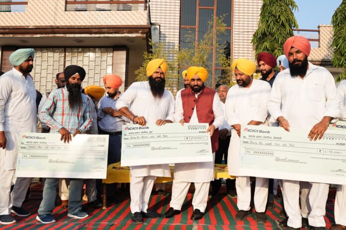 जब तक पंजाब में ‘आप’ सरकार है, मुफ्त बिजली जारी रहेगी: मुख्यमंत्री भगवंत सिंह मान कांग्रेस और अकाली दल ने पंजाब को बर्बाद कर दिया, हम पंजाब को फिर से पटरी पर ला रहे हैं: मुख्यमंत्री भगवंत सिंह मान अकाली दल ने पंजाब में ‘चिट्टा’ लाया, कांग्रेस ने इसे फैलाया; ‘आप’ सरकार पंजाबियों के सहयोग से ‘नशों के विरुद्ध युद्ध’ लड़ रही है: मुख्यमंत्री भगवंत सिंह मान पारंपरिक पार्टियों का रेत, शराब और नशा माफिया में हिस्सा था, मेरा हिस्सा पंजाब के लोगों के सुख-दुख में है: मुख्यमंत्री भगवंत सिंह मान कांग्रेस पंजाब में मुख्यमंत्री की कुर्सी 500 करोड़ रुपये में बेचती है, जनता का मजाक बनाया गया: मुख्यमंत्री भगवंत सिंह मान अकाली दल पंजाब को बचाने के खोखले दावे करता है, कांग्रेस बाहरी लोगों को लाने की बात करती है और भाजपा लोगों को आपस में लड़ाने की राजनीति करती है: मुख्यमंत्री भगवंत सिंह मान सुखबीर बादल को दिन में सपने देखना बंद कर देना चाहिए, पंजाब के लोग अकालियों को फिर कभी सत्ता में नहीं लाएंगे: मुख्यमंत्री भगवंत सिंह मान पहाड़ों के कॉन्वेंट स्कूलों और विदेशों में पढ़ाई करने वाले सुखबीर बादल जमीनी हकीकत से अनजान हैं: मुख्यमंत्री भगवंत सिंह मान लोगों ने परिवारवादी पार्टियों को नकार दिया है, अब एक आम आदमी का बेटा ईमानदारी से पंजाब की सेवा कर रहा है: मुख्यमंत्री भगवंत सिंह मान युवाओं को नौकरी देने का वादा करने के बजाय गांवों में ताश टूर्नामेंट की बात कर रहे हैं सुखबीर बादल: मुख्यमंत्री भगवंत सिंह मान संगरूर, 5 मार्च 2026: पंजाब के मुख्यमंत्री भगवंत सिंह मान ने आज कहा कि पंजाब सरकार के आगामी बजट में आर्थिक विकास को गति देने के साथ-साथ लोगों के कल्याण के उद्देश्य से कई नई जन-पक्षीय पहलें की जाएंगी। जिला संगरूर में “लोक मिलनी” कार्यक्रम के दौरान एकत्रित लोगों को संबोधित करते हुए और बाद में मीडिया से बातचीत करते हुए मुख्यमंत्री ने कहा कि पंजाब सरकार ने पिछले चार वर्षों के दौरान जनता के पैसे का जिम्मेदारी से उपयोग किया है। राज्य के 90 प्रतिशत से अधिक घरों को मुफ्त बिजली उपलब्ध कराई गई है, 881 आम आदमी क्लीनिक स्थापित किए गए हैं और बिना रिश्वत या सिफारिश के 63,000 से अधिक सरकारी नौकरियां प्रदान की गई हैं। शिरोमणि अकाली दल के नेता सुखबीर सिंह बादल पर निशाना साधते हुए मुख्यमंत्री ने कहा कि अकाली नेतृत्व का पंजाब की जमीनी हकीकत से नाता टूट चुका है और उन्हें सत्ता में वापस आने के सपने देखना बंद कर देना चाहिए। उन्होंने कहा कि जहां पंजाब के युवाओं को रोजगार के अवसरों की जरूरत है, वहीं सुखबीर सिंह बादल गांवों में ताश के टूर्नामेंट करवाने की बात कर रहे हैं। मुख्यमंत्री ने कहा कि पारंपरिक राजनीतिक दलों ने पंजाब पर कर्ज का भारी बोझ डाला और अपने हितों के लिए काम किया, जबकि मौजूदा पंजाब सरकार सरकारी खजाने के एक-एक पैसे का उपयोग जनता के कल्याण के लिए कर रही है। उन्होंने केंद्र सरकार की भी आलोचना करते हुए कहा कि पंजाब के फंड रोकने के साथ-साथ ध्रुवीकरण की राजनीति के जरिए लोगों को बांटने की कोशिश की जा रही है। लोक मिलनी कार्यक्रम के अवसर पर पत्रकारों से बातचीत करते हुए मुख्यमंत्री ने कहा, “पंजाब सरकार के आगामी बजट में राज्य के आर्थिक विकास को बढ़ावा देने के साथ-साथ कई जन-पक्षीय पहलें पेश की जाएंगी। पिछले चार वर्षों में पंजाब सरकार ने करदाताओं के पैसे को समझदारी से खर्च करते हुए राज्य के समग्र विकास पर ध्यान केंद्रित किया है। आने वाला बजट लोगों को राहत देने वाली कई योजनाओं पर केंद्रित होगा। पंजाब के इतिहास में पहली बार बजट रविवार को पेश किया जाएगा और यह राज्य के आर्थिक विकास को और तेज करेगा।” मुख्यमंत्री ने जोर देकर कहा कि पंजाब सरकार जनता के हित में सार्वजनिक धन का अत्यंत सावधानीपूर्वक उपयोग कर रही है। उन्होंने कहा कि किसानों के लिए मुफ्त बिजली और दिन के समय बिजली आपूर्ति जैसी महत्वपूर्ण पहल ने घरों और किसान समुदाय को बड़ी राहत दी है। उन्होंने कहा, “आज पंजाब के 90 प्रतिशत से अधिक घरों को मुफ्त बिजली मिल रही है और किसानों को दिन के समय बिजली मिल रही है, जो एक ऐतिहासिक उपलब्धि है।” उन्होंने कहा कि ऐसे समय में जब देश की संपत्तियां केंद्र सरकार द्वारा अपने करीबी मित्रों को सस्ते दामों पर सौंपी जा रही हैं, पंजाब सरकार ने एक निजी थर्मल प्लांट खरीदकर इतिहास रचा है। स्वास्थ्य क्षेत्र में सुधारों का उल्लेख करते हुए मुख्यमंत्री ने कहा कि पंजाब सरकार ने सार्वजनिक स्वास्थ्य ढांचे को काफी मजबूत किया है और चिकित्सा सेवाओं तक लोगों की पहुंच बढ़ाई है। उन्होंने कहा कि लोगों को मुफ्त स्वास्थ्य सेवाएं उपलब्ध कराने के लिए राज्य में 881 आम आदमी क्लीनिक खोले गए हैं और सरकारी अस्पतालों में गुणवत्तापूर्ण स्वास्थ्य सेवाएं सुनिश्चित की जा रही हैं। मुख्यमंत्री ने कहा, “व्यापक स्वास्थ्य सेवाएं उपलब्ध कराने के लिए पंजाब सरकार ने मुख्यमंत्री स्वास्थ्य योजना शुरू की है, जिसके तहत पंजाब के प्रत्येक परिवार को 10 लाख रुपये तक का कैशलेस चिकित्सा उपचार प्रदान किया जाता है। इस प्रकार की व्यापक स्वास्थ्य सुरक्षा प्रदान करने वाला पंजाब देश का पहला राज्य बन गया है, जिससे लोगों पर आर्थिक बोझ काफी कम हुआ है।” नशों के खिलाफ अभियान के बारे में बोलते हुए मुख्यमंत्री ने कहा कि पंजाब सरकार ने “युद्ध नशों विरुद्ध ” अभियान शुरू किया है, जिसके तहत नशा तस्करों के नेटवर्क को तोड़ा गया है और इस घृणित अपराध में शामिल लोगों को जेल में डाला गया है। लोगों के सक्रिय सहयोग से नशे के इस कलंक को जमीनी स्तर पर खत्म करने की कोशिश की जा रही है और यह अभियान अब एक बड़े जन आंदोलन का रूप ले चुका है। मुख्यमंत्री ने कहा कि पंजाब की मौजूदा वित्तीय स्थिति पिछली सरकारों की नीतियों का परिणाम है, जिन्होंने राज्य पर भारी कर्ज का बोझ डाल दिया था। उन्होंने कहा कि पिछली सरकारों के नेताओं ने आम आदमी की चिंता नहीं की और राज्य पर कर्ज बढ़ाते रहे। पिछले चार वर्षों में पंजाब सरकार ने राज्य के कर्ज में 35 प्रतिशत से अधिक की कमी लाई है। उन्होंने कहा कि हर सरकार कर्ज लेती है, लेकिन वह कर्ज उत्पादक उद्देश्यों के लिए होना चाहिए।राज्य के खजाने का हर एक पैसा लोगों के भले और पंजाब के विकास के लिए है। मुख्यमंत्री ने भाजपा की आलोचना करते हुए कहा कि असली मुद्दों को हल करने के बजाय लोगों को बांटने वाली राजनीति की जा रही है। उन्होंने कहा कि भाजपा ने हमेशा धर्म के आधार पर देश को बांटने की कोशिश की है। पंजाब में धार्मिक परिवर्तन के मुद्दे पर केंद्रीय गृह मंत्री का बयान भी लोगों को बांटने की कोशिश है। मुख्यमंत्री ने कहा कि पंजाब ने देश की आजादी की लड़ाई, खाद्यान्न उत्पादन में आत्मनिर्भरता और देश की सीमाओं की रक्षा में महत्वपूर्ण भूमिका निभाई है, लेकिन इसके बावजूद केंद्र सरकार ने पंजाब के ग्रामीण विकास कोष और अन्य फंड रोक दिए हैं, जिससे राज्य के विकास पर असर पड़ रहा है। मुख्यमंत्री ने कहा कि सस्ती राजनीति करने के बजाय केंद्र सरकार को तुरंत पंजाब के फंड जारी करने चाहिए ताकि राज्य का विकास तेजी से हो सके। मुख्यमंत्री भगवंत सिंह मान ने चल रही जंग के मद्देनज़र खाड़ी क्षेत्र में फंसे पंजाबियों का उल्लेख करते हुए कहा कि पंजाब सरकार उन्हें सुरक्षित वापस लाने के लिए केंद्र सरकार के संपर्क में है। उन्होंने कहा कि पंजाब सरकार ने 370 पंजाबियों की पहचान की है जो जारी संघर्ष के कारण खाड़ी क्षेत्र में फंसे हुए हैं। हमने इस मुद्दे को केंद्र सरकार के सामने उठाया है और उन्हें वापस लाने के लिए प्रयास किए जा रहे हैं। पंजाब सरकार मध्य-पूर्वी देशों में फंसे पंजाबियों को सुरक्षित वापस लाने के लिए दृढ़ संकल्पित है और इस उद्देश्य की पूर्ति के लिए कोई कसर बाकी नहीं छोड़ी जाएगी। मुख्यमंत्री भगवंत सिंह मान ने “लोक मिलनी” कार्यक्रम के दौरान लोगों की भारी भीड़ को संबोधित करते हुए कहा कि ऐसे कार्यक्रमों का उद्देश्य लोगों के साथ सीधा संवाद स्थापित करना और जमीनी स्तर पर समस्याओं का समाधान करना है। उन्होंने कहा कि ये कार्यक्रम सीधे तौर पर लोगों से जुड़ने के लिए गांवों की सांझी जगहों पर आयोजित किए जाते हैं। इन स्थानों का ग्रामीण जीवन में बहुत महत्व है क्योंकि यहां विकास से जुड़े महत्वपूर्ण फैसले लिए जाते हैं और गांववासियों के विवाद आपसी सहमति और सौहार्दपूर्ण ढंग से सुलझाए जाते हैं। मुख्यमंत्री ने सुखबीर सिंह बादल की टिप्पणी पर कटाक्ष करते हुए गांवों में ताश (सीप) प्रतियोगिताएं करवाने के उनके सुझाव की आलोचना की। उन्होंने कहा कि सुखबीर सिंह बादल कहते हैं कि वे गांवों में ताश (सीप) प्रतियोगिताएं करवाएंगे और विजेता गांव को 10 लाख रुपये की ग्रांट दी जाएगी। ऐसे बयान देने के बजाय उन्हें यह बताना चाहिए कि वे उन युवाओं को नौकरियां क्यों नहीं दे सकते जो ये ताश प्रतियोगिताएं खेलते हैं। उन्होंने कहा कि सुखबीर बादल जमीनी हकीकत से अनजान हैं क्योंकि उन्होंने पहाड़ी या विदेशों में स्थित कॉन्वेंट स्कूलों में पढ़ाई की है। मुख्यमंत्री भगवंत सिंह मान ने कहा कि पंजाब के लोगों ने जन-विरोधी नीतियों वाली पारंपरिक पार्टियों को नकार दिया है। उन्होंने कहा, “सुखबीर सिंह बादल को दिन में सपने देखना बंद कर देना चाहिए क्योंकि पंजाब के लोग उन्हें कभी भी सत्ता में वापस नहीं लाएंगे। पंजाब सरकार 16 मार्च को जनता की सेवा के चार वर्ष पूरे करेगी और इस दौरान कई जन-पक्षीय कदम उठाए गए हैं। आज पंजाब के 90 प्रतिशत से अधिक घरों को मुफ्त बिजली मिल रही है और किसानों को दिन के समय बिजली मिल रही है, जो कि एक बड़ी उपलब्धि है।” बिजली उत्पादन से जुड़े मामलों और पिछली सरकारों के फैसलों पर प्रकाश डालते हुए मुख्यमंत्री ने कहा, “झारखंड की पचवाड़ा कोल खान से कोयले की आपूर्ति इसलिए रोक दी गई थी क्योंकि सुखबीर सिंह बादल अपनी एक करीबी कंपनी को लाभ पहुंचाना चाहते थे। अकाली नेतृत्व ने अपनी ही कंपनियों के साथ समझौते करके पंजाब को बहुत महंगी दरों पर सौर ऊर्जा उपलब्ध करवाई, जिससे राज्य के खजाने को भारी नुकसान हुआ।” मुख्यमंत्री ने कहा, “पहले किसानों को बिजली की प्रतीक्षा में रातें खेतों में गुजारनी पड़ती थीं, लेकिन आज उन्हें दिन के समय बिजली मिल रही है।” मुख्यमंत्री ने सिंचाई और जल प्रबंधन में हुए सुधारों का भी उल्लेख किया। उन्होंने कहा, “जब पंजाब सरकार ने कार्यभार संभाला था, उस समय केवल 21 प्रतिशत नहरी पानी खेतों की सिंचाई के लिए इस्तेमाल किया जा रहा था। आज पंजाब में 68 प्रतिशत नहरी पानी सिंचाई के लिए उपयोग किया जा रहा है। पानी को खेतों के अंतिम छोर तक पहुंचाने के लिए 6,900 किलोमीटर खालों और 18,349 जल मार्गों (माइनरों/डिस्ट्रिब्यूटरी चैनलों) को पुनर्जीवित किया गया है, जिससे किसानों को बड़ा लाभ मिला है।” रोजगार और शिक्षा सुधारों के क्षेत्र में सरकार की उपलब्धियों को रेखांकित करते हुए मुख्यमंत्री ने कहा, “63,000 से अधिक सरकारी नौकरियां युवाओं को बिना किसी रिश्वत या सिफारिश के दी गई हैं, जिससे समाज के हर वर्ग में संतोष है।” उन्होंने कहा, “शिक्षा के क्षेत्र में पूरे पंजाब में ‘स्कूल ऑफ एमिनेंस’ स्थापित किए गए हैं ताकि विद्यार्थियों को गुणवत्तापूर्ण शिक्षा मिल सके। इन स्कूलों में स्मार्ट क्लासरूम, वैज्ञानिक तरीके से पढ़ाई के लिए आधुनिक प्रयोगशालाएं और शारीरिक फिटनेस के लिए खेल मैदान उपलब्ध हैं।” उन्होंने आगे कहा कि शिक्षा के स्तर को और ऊंचा उठाने के लिए शिक्षकों और प्रिंसिपलों को विदेशों में प्रशिक्षण के लिए भेजा जा रहा है। “विशेष कार्यक्रम शुरू किए गए हैं जिनके तहत शिक्षकों और प्रिंसिपलों को विदेशों में प्रशिक्षण के लिए भेजा जाता है, ताकि वे आधुनिक शिक्षण तकनीकों को अपनाकर विद्यार्थियों को वैश्विक स्तर की प्रतिस्पर्धा के लिए तैयार कर सकें।” उन्होंने बताया कि भारत सरकार द्वारा आयोजित राष्ट्रीय उपलब्धि सर्वेक्षण (नेशनल अचीवमेंट सर्वे ) में पंजाब ने केरल को भी पीछे छोड़ते हुए पहला स्थान प्राप्त किया है। विद्यार्थियों को सशस्त्र बलों की तैयारी तथा नीट , जे ई ई , सी एल ए टी और निफ्ट एंट्रेंस एग्जाम जैसी प्रतियोगी परीक्षाओं के लिए विशेष कोचिंग भी दी जा रही है। मुख्यमंत्री ने कहा कि सरकारी स्कूलों के विद्यार्थी अब महत्वपूर्ण शैक्षणिक उपलब्धियां हासिल कर रहे हैं। उन्होंने कहा, “स्कूल ऑफ एमिनेंस और अन्य सरकारी स्कूलों के विद्यार्थी जेईई मेन्स, जेईई एडवांस्ड और नीट जैसी परीक्षाओं में सफलता प्राप्त कर रहे हैं।” उन्होंने आरोप लगाया कि अकाली नेतृत्व ने राजनीतिक लाभ के लिए धर्म का दुरुपयोग किया है, जिसे पंजाब के लोग कभी माफ नहीं करेंगे। उन्होंने कहा कि पारंपरिक राजनीतिक दल यह स्वीकार नहीं कर पा रहे हैं कि एक आम आदमी का बेटा पंजाब को प्रभावी ढंग से चला रहा है। मुख्यमंत्री ने कहा कि पंजाब के लोगों ने पारंपरिक पार्टियों को इसलिए नकार दिया क्योंकि उन्होंने जनहित के बजाय पारिवारिक हितों को प्राथमिकता दी। उन्होंने कहा, “पंजाब के लोगों का पारंपरिक राजनीतिक दलों से मोहभंग हो गया है क्योंकि उनकी नीतियां जन-विरोधी और पंजाब-विरोधी रही हैं। पिछले शासक पंजाब और पंजाबियों की जगह अपने परिवारों की ज्यादा चिंता करते थे, इसलिए लोगों ने उन्हें सत्ता से बाहर कर दिया। सत्ता संभालने के बाद पंजाब सरकार ने राज्य और उसके लोगों की प्रगति तथा समृद्धि पर ध्यान केंद्रित किया है।” अकाली नेतृत्व की आलोचना करते हुए मुख्यमंत्री ने कहा, “जो नेता अपनी ही पार्टी में समिति बनाने के लिए 11 सदस्य भी नहीं ढूंढ पा रहे, वे पंजाब की 117 सीटें जीतने के सपने देख रहे हैं। इन नेताओं ने पंजाब में गैंगस्टरों को बढ़ावा दिया और नशा तस्करों को संरक्षण देकर युवाओं की नसों में नशा भर दिया।” मुख्यमंत्री ने कहा कि पंजाब के लोग अकाली नेतृत्व को उसके पिछले कार्यों के कारण आगे भी नकारते रहेंगे। उन्होंने कहा, “अकाली दल अब राजनीतिक रूप से सूखे पेड़ों की पार्टी बन चुका है, जिन्हें बार-बार पानी देने पर भी हरा होने की उम्मीद नहीं की जा सकती। वे धर्म का दुरुपयोग करने की कोशिश कर सकते हैं, लेकिन अब पंजाब के लोग गुमराह नहीं होंगे। अकाली नेतृत्व लोगों को भ्रमित करने के लिए हवाई किले बना रहा है, परंतु पंजाब के लोग उन्हें फिर करारा जवाब देंगे।” पिछले विवादों का उल्लेख करते हुए मुख्यमंत्री ने कहा कि सुखबीर सिंह बादल यह दावा करते हैं कि पंजाब में सारा विकास उनके शासनकाल में हुआ, लेकिन वे बरगाड़ी और बहिबल कलां जैसी बेअदबी की घटनाओं को नजरअंदाज कर देते हैं। उन्होंने कहा कि राजनीतिक लाभ के लिए धर्म का उपयोग करके लोगों की भावनाओं को गहरी ठेस पहुंचाई गई और अकाली नेतृत्व उन ताकतों के साथ मिला हुआ है जो पंथ और पंजाब के खिलाफ हैं। ------------