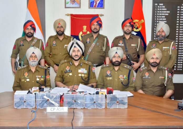 अमृतसर में सीमा पार से चल रहे हथियार तस्करी के मॉड्यूल का पर्दाफाश; नाबालिग समेत छह व्यक्ति पांच पिस्तौलों सहित गिरफ्तार