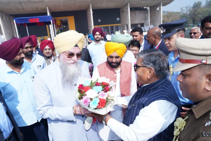 पंजाब विधानसभा के अध्यक्ष और मुख्यमंत्री ने विधानसभा पहुंचने पर पंजाब के राज्यपाल का गर्मजोशी से स्वागत किया।