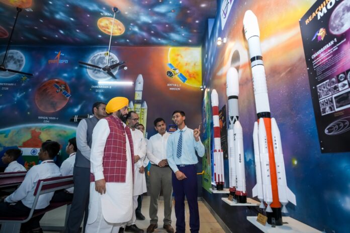 मुख्यमंत्री भगवंत सिंह मानने आदमपुर के स्कूल ऑफ एमिनेंस में विद्यार्थियों से की मुलाकात