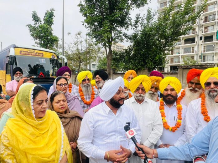 मुख्यमंत्री तीर्थयात्रा योजना; विधायक कुलवंत सिंह ने मोहाली निर्वाचन क्षेत्र से 13वीं बस को हरी झंडी दिखाकर रवाना किया।