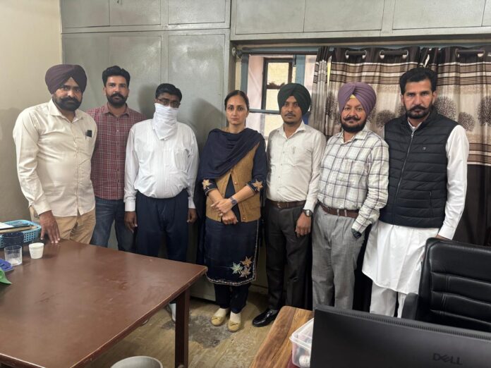 विजिलेंस ब्यूरो ने इंस्पेक्टर को 18,000 रुपये रिश्वत लेते हुये रंगे हाथों किया गिरफ्तार