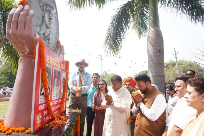 देश की स्वतंत्रता के अमर सेनानियों भगत सिंह, राजगुरु एवं सुखदेव की 95वीं शहादत वर्षगांठ के अवसर पर सोमवार को पंचकूला के शहीद भगत सिंह चौक (सेक्टर 11-15 गोल चक्कर) पर आयोजित भव्य कार्यक्रम देशभक्ति और श्रद्धा के वातावरण में संपन्न हुआ