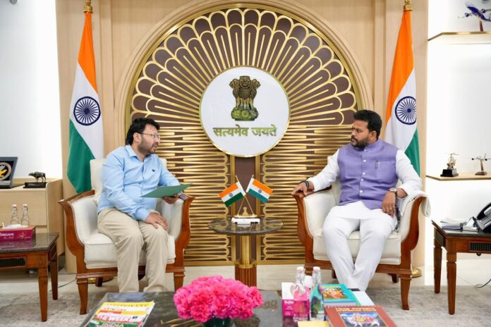 डॉ. रवजोत सिंह ने केंद्रीय नागरिक उड्डयन मंत्री के.आर. नायडू से मुलाकात की; फंसे हुए पंजाबियों के लिए बचाव उड़ानें शुरू करने की मांग की।