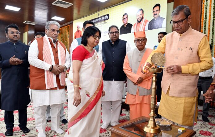 आध्यात्मिक विकास समाज में रहकर निष्काम भाव से कर्त्तव्य निर्वहन में है: प्रो. असीम कुमार घोष लोक भवन हरियाणा में राज्यपाल के निजी सचिव शंख चटर्जी द्वारा लिखित दो पुस्तकों, ‘अद्वैत वेदांत-एक अनोखा दर्शन’ और ‘सामाजिक दृष्टिकोण में धर्मक्षेत्र-कुरुक्षेत्र’ का विमोचन