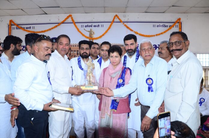 सिरसा में प्रियदर्शिनी उड़ान योजना के तहत सैनिटरी पैड वितरण