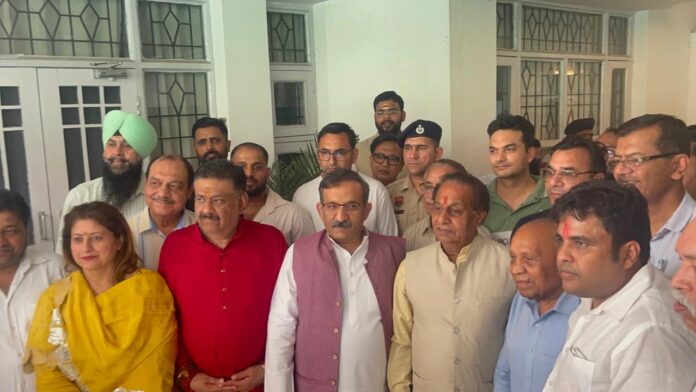 पंचकूला में भाजपा प्रत्याशियों ने फूंका चुनावी बिगुल : तरुण भंडारी से मिलकर बनाई जीत की रणनीति