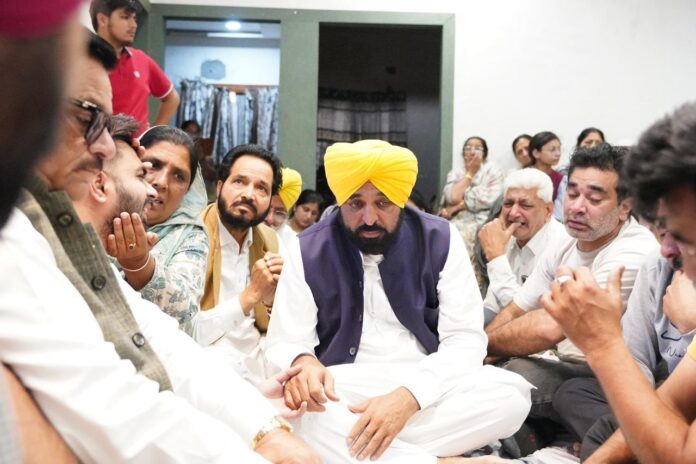 मुख्यमंत्री भगवंत सिंह मान जगराओं पहुंचकर मथुरा पीड़ित परिवारों से मिले, संकट की घड़ी में हर संभव सहायता का भरोसा