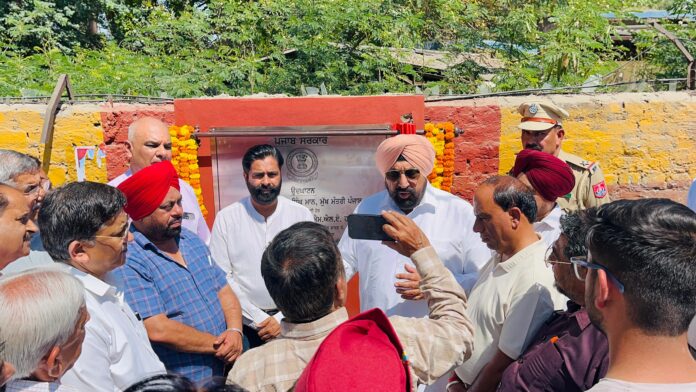 विधायक कुलजीत सिंह रंधावा ने हैबतपुर सड़क के निर्माण कार्य का शुभारंभ किया।