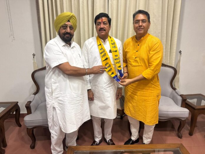 कांग्रेस के पूर्व राष्ट्रीय ट्रेड यूनियन के महासचिव कुंवर उदय सिंह राठौर 'आप' में शामिल