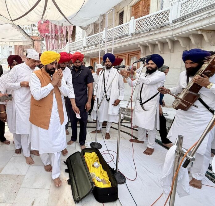 मुख्यमंत्री भगवंत सिंह मान ने श्री हरिमंदिर साहिब में माथा टेका, बेअदबी विरोधी ऐतिहासिक कानून बनाने की समझ और शक्ति देने के लिए परमात्मा का शुक्राना किया