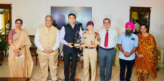 अमन अरोड़ा द्वारा एयर फोर्स अकादमी और एनडीए मेरिट सूची में शानदार उपलब्धियां हासिल करने वाली माई भागो प्रिपरेटरी इंस्टीट्यूट की महिला कैडेटों का सम्मान
