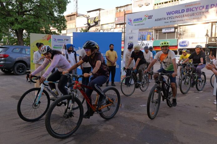 पंजाब साइकिलिंग एसोसिएशन ने विश्व साइकिल दिवस पर अश्मिता खेलो इंडिया महिला लीग और साइकिल रैली का आयोजन किया।