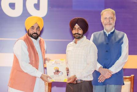 मुख्यमंत्री भगवंत मान ने 523 युवाओं को सौंपे नियुक्ति पत्र, 4 साल में 67,563 सरकारी नौकरियां देने का दावा