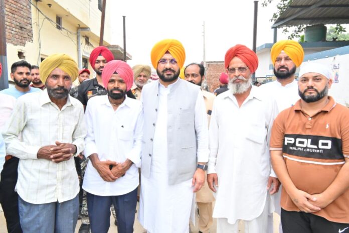 पंजाब में AAP का 'लोक मिलनी' अभियान तेज, मंत्रियों-विधायकों ने घर-घर पहुंचाई मान सरकार की योजनाएं