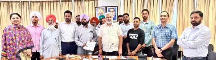 वन मंत्री लाल चंद कटारुचक ने वनकर्मियों की छंटनी न करने के आश्वासन की पुष्टि की।
